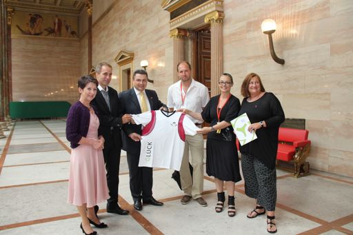 Neulich im Parlament: Göttliche Schützenhilfe. Parlamentspräsidentin Barbara Prammer, Dieter Brosz (NR+Sportsprecher die Grünen), Hermann Krist (NR+Sportsprecher SPÖ), Jörg Meixner (GreenBall), Lisa Muhr (Mitgründerin Göttin des Glücks) und Petra Bayr (NR, Umweltsprecherin SPÖ) v.l.n.r. mit den neuen öko-fairen Dressen von Göttin des Glücks. Diese sollen dem österr. FC Nationalrat wieder Glück und Anerkennung bringen.