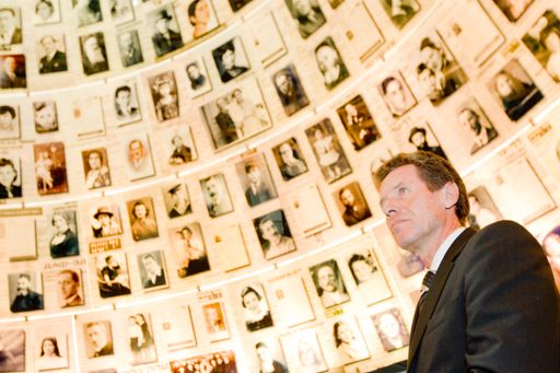Karlheinz Töchterle in der 'Halle der Namen' in Yad Vashem.