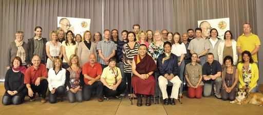 43 Lehrgangsteilnehmer werden im Juli ihr Diplom in "Grundlagen der Traditionellen Tibetischen Medizin" in Hüttenberg erwerben. Tibetzentrum-Direktor Lama Geshe Tenzin Dhargye (Mitte) ist stolz, dass der Lehrgang auf so großes Interesse stößt.