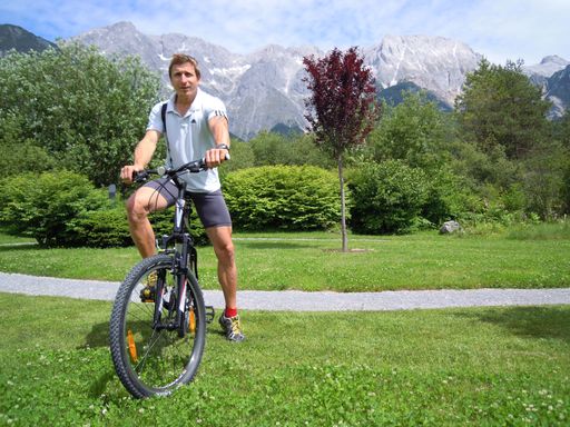 Der diplomierte Gesundheitstrainer Harald entdeckt mit den Hotelgästen die wunderbare Landschaft rund um das ****Kaysers Tirolresort am Mieminger Sonnenplateau.