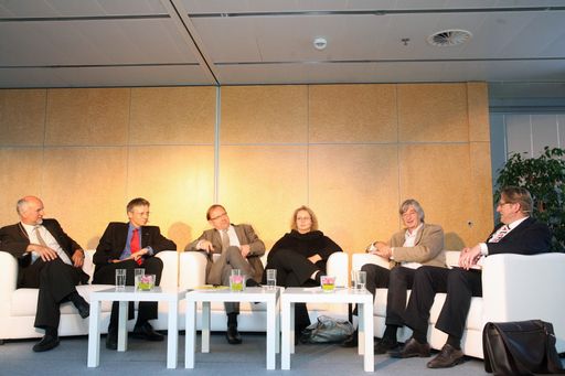 http://www.apa-fotoservice.at/galerie/1981
Im Bild v.l.n.r.: Univ.-Prof. Wolfgang Lutz (Direktor Wittgenstein Centre for Demography and Global Human Capital); Enno Arenholz (Leiter Technolgie/Innovation; voestalpine); Johannes Steiner (Jost.con.sult Kommunikationsbüro); (Katja Schechtner (Leiterin Dynamic Transportation Systems; AIT); Jens Dangschat (Professor für Siedlungssoziologie und Demographie; TU Wien); Ingmar Goetzloff (Leiter Smart Homes Solutions; Beko).