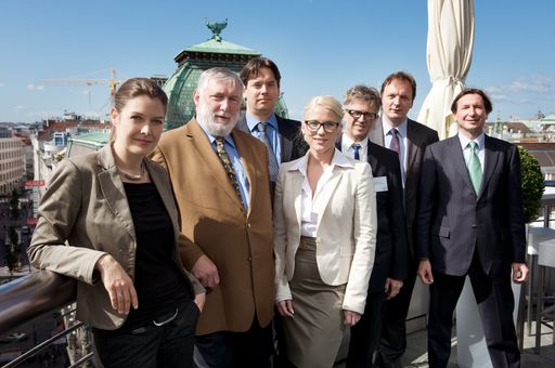  Im Bild v.l.n.r.: Nicole Prieller (Geschäftsführerin point of origin), Dipl.-Ing. Dr. Franz Fischler (ehem. EU-Kommissar und Präsident des Ökosozialen Forums), Dr. René Schmidpeter (Internationaler CSR-Experte, im Bild hinten), Christina Weidinger (Herausgeberin SUCCEED), Dr. Eugen Antalovsky (Geschäftsführer Europaforum Wien), Sascha Mundstein (internationaler Startup-Berater), Dr. Walter Koren (Leiter Außenwirtschaft Österreich)
