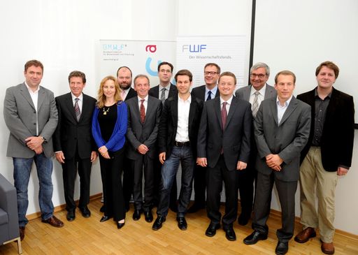 Vorschau Bild von Wissenschafts- und Forschungsminister Karlheinz Töchterle und FWF-Präsident Christoph Kratky im Kreise der diesjährigen Wittgenstein- und START-PreisträgerInnen anlässlich der heutigen Pressekonferenz im BMWF. V.l.n.r.: Alwin KöHLER (MFPL, Medizinische Universität Wien), Bundesminister Karlheinz TÖCHTERLE, Agata CIABATTONI (TU Wien), Peter BALAZS (ÖAW), Gerhard HERNDL (Universität Wien), Thomas MüLLER (TU Wien), Sebastian DIEHL (Universität Innsbruck), Jan-Michael PETERS (IMP), Peter RABL (IQOQI, Innsbruck), Christoph Kratky, Philip WALTHER (Universität Wien), Michael SIXT (IST Austria).