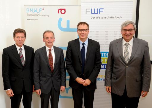 Wissenschafts- und Forschungsminister Karlheinz Töchterle mit den beiden diesjährigen Wittgenstein-Preisträgern Gerhard Herndl (Universität Wien) und Jan-Michael Peters (IMP) sowie mit FWF-Präsidenten Christoph Kratky (v.l.n.r.) anlässlich der heutigen Pressekonferenz im BMWF