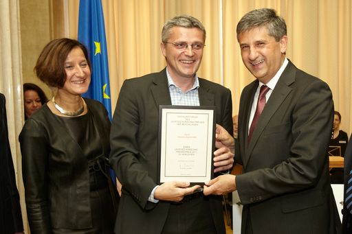 Vorschau Bild von Hannes Aigelsreiter, Leiter der ORF-Radio-Innenpolitik, wurde im Empfangssalon des Parlaments mit dem Leopold Kunschak-Pressepreis 2011 ausgezeichnet.