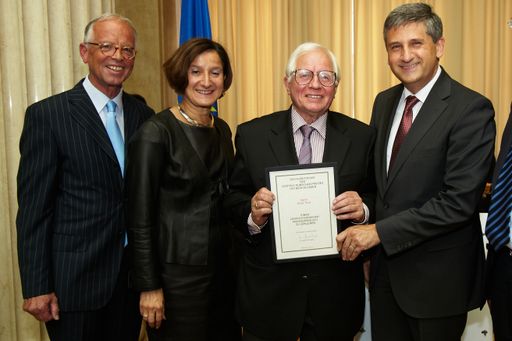 Ernst Trost, Redakteur der Kronen Zeitung, wurde im Empfangssalon des Parlaments mit dem Leopold Kunschak-Pressepreis 2011 ausgezeichnet.
