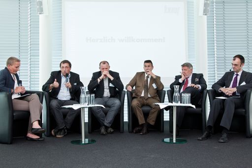 Moderatorin Dr. Gisela Gary, Gregor Todt, Rainer Haubenwaller, Walter Hofmann, KR Otto Ordelt, Dr. Michael Rossmann diskutierten mit den Teilnehmern der Knauf Impulse über den gemeinsamen Arbeitsmarkt ab Mai 2011.