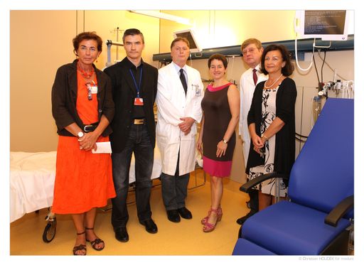 Im Bild (vlnr): Theresa Wollenek-Zeiner (Pflegedirektion AKH), Michael Felli (Ärztliche Direktion AKH), Armin Rieger (Bereichsleitender Oberarzt), Stadträtin Sonja Wehsely, Georg Stingl (Leiter Klinische Abteilung für Immundermatologie und infektiöse Hautkrankheiten), Vizerektorin Karin Gutiérrez-Lobos.
