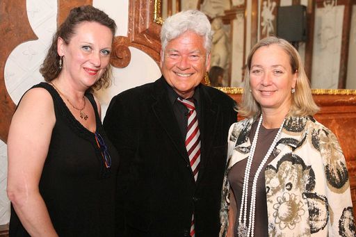  http://www.apa-fotoservice.at/galerie/1986
Im Bild  v.l.n.r.: Dr. Sabine Grabner (Kuratorin der Ausstellung), Univ.-Prof.Dr. Herbert Zeman, Dr. Agnes Husslein-Arco (Direktorin des Belvedere). Belvedere/APA-Fotoservice/Strasser