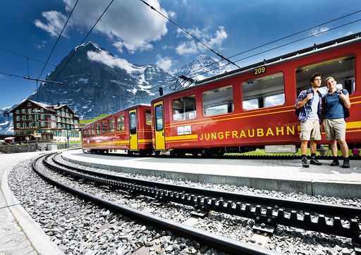 Jungfraubahn auf der Kleinen Scheidegg vor der Eigernordwand.