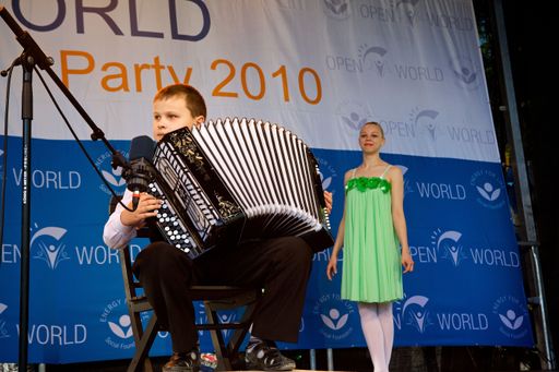 Vorschau Bild von Kreativ werden dabei die Inhalte durch Tanz, Musik, Schauspiel und bildnerische Effekte aufgelöst.