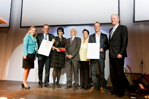Mag. Ulrike Rabmer-Koller, Vizepräsidentin der Wirtschaftskammer Oberösterreich und Wirtschaftsminister Dr. Reinhold Mitterlehner mit der Unternehmerfamilie Mayr.