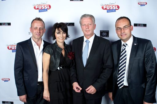 Vorschau Bild von Karl Mayr und dessen Frau Mag. Maria Mayr, Wirtschaftsminister Dr. Reinhold Mitterlehner, und Ernst Mayr