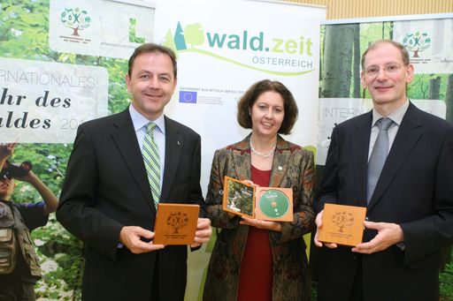 www.apa-fotoservice.at/galerie/1991/
v.l.n.r: Mag. Hermine Hackl (GF wald.zeit Österreich), Niki Berlakovich (Umweltminister), Prof. Dr. Clemens Hellsberg (Vorstand der Wiener Philharmoniker).