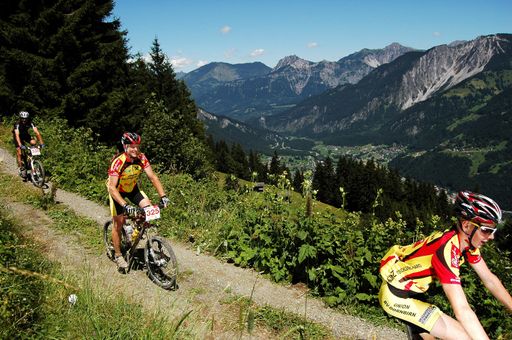 Sportliche Höhepunkte vor einem malerischen Panorama.