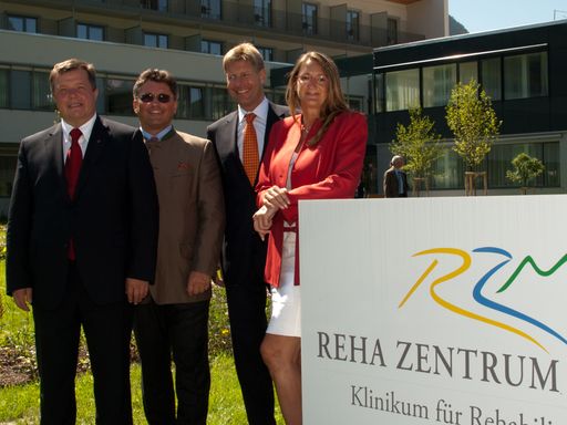 Vorschau Bild von v.l.n.r.: LR Dr. Bernhard Tilg, PORR-Vorstandsvorsitzender Karl-Heinz Strauss, Humanocare-Eigentümer und Geschäftsführer Mag. Julian M. Hadschieff, PVA Generaldirektor-Stellvertreterin Gabriele Eichhorn