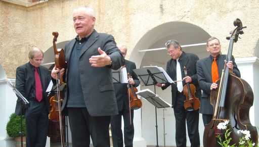  Otto Brusatti und das Wiener Geigenquartett. Günter Seifert (links im Bild), Daniela Fally und Karl Nestelberger sind am 2. Juli beim Ö1 Klassik Treffpunkt zu Gast. Präsentation Otto Brusatti, 10.05 Uhr live aus dem Mailandsaal Bad Gleichenberg.