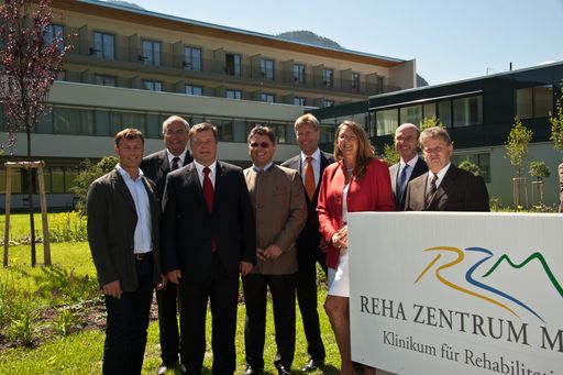Vorschau Bild von Ehrengäste und Projektverantwortliche freuen sich über den Betriebsstart im Reha Zentrum Münster.