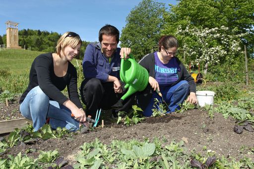 Vorschau Bild von dm Mitarbeiterin Anna Baumgartner (l.) beim Freiwilligendienst auf dem Mathiashof der Caritas in Ellmautal bei Fuschl am See.