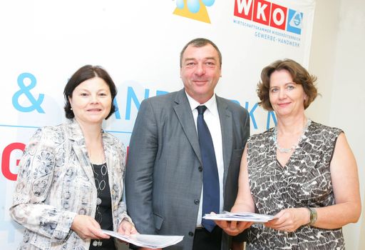  http://www.apa-fotoservice.at/galerie/2008
V.l.n.r.: Dr. Angelika Aubrunner (Geschäftsführerin der Sparte Gewerbe und Handwerk NÖ), Dr. Walter Bornett (Direktor der KMU FORSCHUNG AUSTRIA) und KommR Ing. Renate Scheichelbauer-Schuster, (Obfrau der Sparte Gewerbe und Handwerk NÖ)