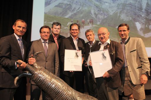 Freuen sich über die Auszeichnung dieses nachhaltigen Projektes (v.l.): Dr. Markus Jochum (Vorstandsvorsitzender Hypo Tirol Bank), Landeshauptmann Günther Platter, Martin Tschoner (GF Achensee Tourismus), Hans Entner (Obmann Achensee Tourismus), Markus Tschoner (GF Olympiaregion Seefeld), Fritz Kaltschmid (Obmann Olympiaregion Seefeld) sowie Dir. Josef Margreiter (Tirol Werbung).