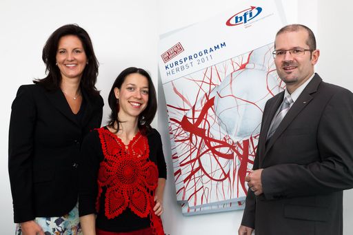 http://www.apa-fotoservice.at/galerie/2003
Im Bild v.l.n.r.: Dr. Valerie Höllinger (kaufm. GF bfi Wien), MMag. Anemona Crisan (Künstlerin), Mag. Franz-Josef Lackinger (GF bfi Wien)