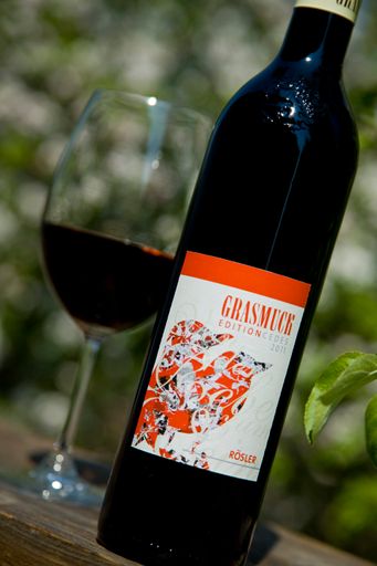 Vorschau Bild von Der Grazer Splash Art -Künstler CEDES gestaltete die Etiketten der heurigen Steinhaus-Sommerweine aus der Südsteiermark, Sauvignon Blanc und Rösler des Gamlitzer Weinguts Grasmuck.