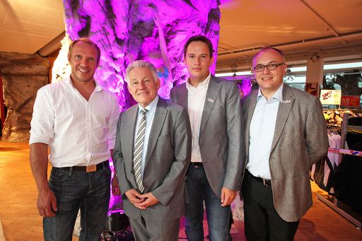  http://www.apa-fotoservice.at/galerie/2009/
Im Bild v.l.n.r.: Hermann Maier (Skilegende und SEVEN SUMMITS Testimonial), Landeshauptmann OÖ Dr. Josef Pühringer, Egon Fister (Hausleiter Eybl Linz), Dr. Peter Wahle (Eybl Vorstand)