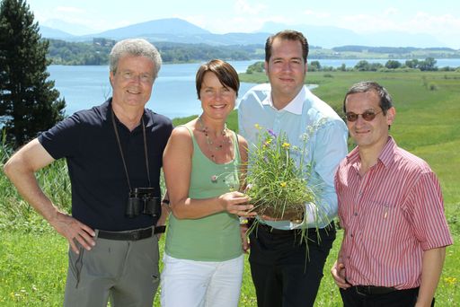 Vertreter von dm und Naturschutzbund auf einer "Überlebensinsel" in Neumarkt am Wallersee.