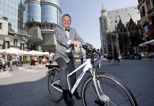 e-mobility-Geschäftsführer Dipl.Ing. Dr. Michael Lichtenegger vor dem Wiener Stephansdom anlässlich der Präsentation des Geschäftsführers des Stadtwerke-Konzernunternehmens "e-mobility".