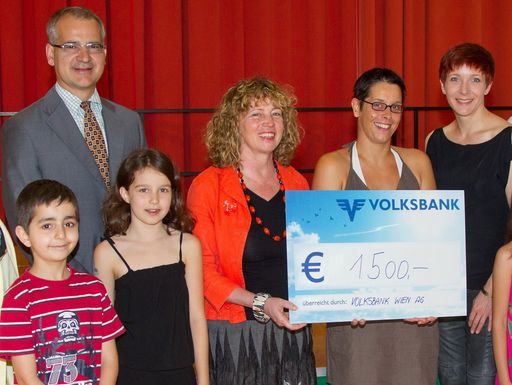 Wolfgang Layr, Vorstandsdirektor Volksbank Wien (links) übergab an Frau Petra Bertoli-Parlow, Direktorin der VS Jagdgasse (2.v.l.), an die Elternvertreter und Kinder der Schule den Hauptpreis.
