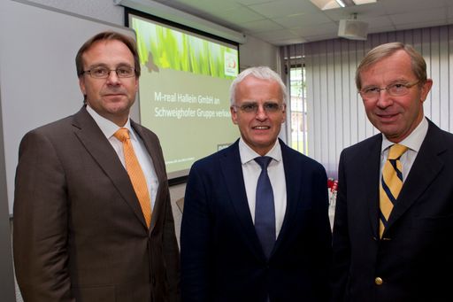  Der neue Eigentümer der M-real Hallein GmbH, die Schweighofer Gruppe, will den Halleiner Traditionsbetrieb in eine erfolgreiche Zukunft führen. Jörg Harbring, Geschäftsführer der M-real Hallein GmbH, Gerald Schweighofer, Geschäftsführer der Schweighofer Gruppe, sowie Landeshauptmann-Stellvertreter Wilfried Haslauer bei der Bekanntgabe der Übernahme (v.l.n.r.).