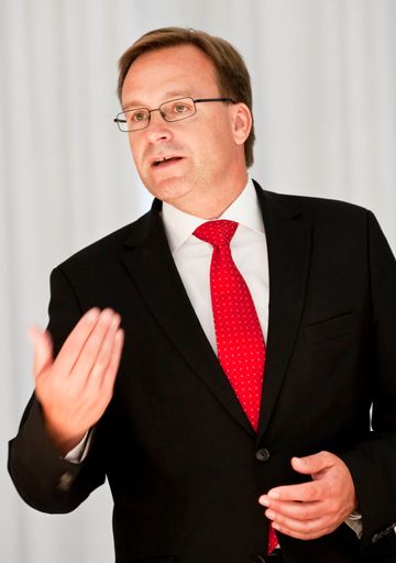 Vorschau Bild von Der finnische M-real-Konzern trennt sich von seinem Standort in Hallein. "Wir freuen 
uns, dass es zu einer österreichischen Lösung gekommen ist. Die Schweighofer Gruppe ist ein langfristiger Investor, der große Erfahrung in der Weiterentwicklung von Unternehmen aufweisen kann", sagt Jörg Harbring, Geschäftsführer der M-real Hallein GmbH.