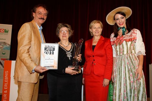  v.l.n.r.: KommR Ing. Josef Bitzinger (Obmann der Sparte Tourismus und Freizeitwirtschaft, Wirtschaftskammer Wien), Gewinnerin "Goldene Jetti 2011" in der Kategorie "Kultur & Erlebnis" Mag. Anna Nitsch-Fitz (Breitenseer Lichtspiele), KommR Brigitte Jank (Präsidentin Wirtschaftskammer Wien), Goldene Jetti.