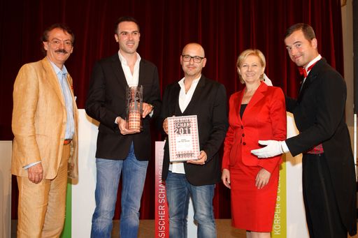 Vorschau Bild von v.l.n.r.: KommR Ing. Josef Bitzinger (Obmann der Sparte Tourismus und Freizeitwirtschaft, Wirtschaftskammer Wien), Gewinner "Goldener Schani 2011" in der Kategorie "Traditioneller Schanigarten" Stefan Draxler (Patara - Fine Thai Cuisine) mit Begleiter, KommR Brigitte Jank (Präsidentin Wirtschaftskammer Wien), Goldener Schani