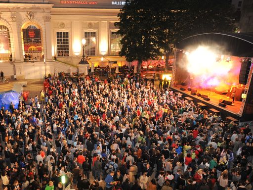 Als Dankeschön an die BesucherInnen wurde gestern Abend im MQ Haupthof anlässlich "10 Jahre MQ" mit einem großen Open-Air Programm gefeiert. Gleichzeitig gratulierten im Rahmen eines Festakts in der Halle E zahlreiche Ehrengäste dem MQ zu seinem Jubiläum.