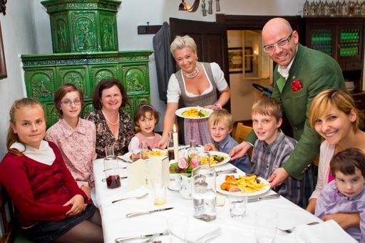 Die Gastgeber des Romantikhotel GMACHL Fritz Hirnböck und Michaela Hirnböck- Gmachl und eine SOS Kinderdorffamilie.