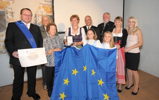 v.l.n.r.: Dr. Paul Rübig, Hugo und Anneliese Neumann (Eltern), Ehefrau Christine und Wolfgang Neumann, Dr. Franz Fischler.Vorne: Magdalena, Johanna, Josefine und Elisabeth Neumann (Töchter)