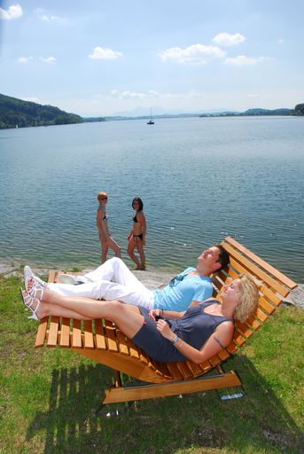 Seit Anfang Juli stehen im Salzburger Seenland allen Gästen und natürlich auch allen Einheimischen insgesamt 26 Relax Wiegeliegen zur Verfügung.