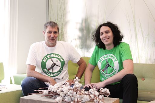  Der Grüne-Umweltsprecher Maresch ist vom ökologischen Konzept "Mit WindEnergie gegen Atomkraft - Bioshirts.at" überzeugt.