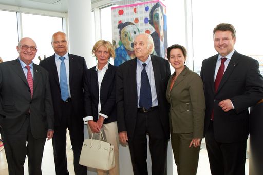 http://www.apa-fotoservice.at/galerie/2031
Bildbeschreibung: v.l.n.r. Dr. Günter Geyer (Generaldirektor Vienna
Insurance Group), Prof. Harry Kopietz (Landtagspräsident), Xenia Hausner (Künstlerin), Prof. Hans Hollein (Architekt), Mag. Sonja Wehsely (Stadträtin für Gesundheit und Soziales) und Dr. Michael Ludwig (Stadtrat für Wohnen, Wohnbau und Stadterneuerung)