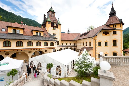  Schloss Kassegg mit Festzelt.