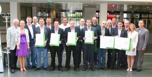  http://www.apa-fotoservice.at/galerie/2017
Walter Ringhofer (Direktor der Fleischabteilung bei MERKUR; 3. v.l.) und Dr. Rudolf Stückler (AMA-Fleischmanager; ganz rechts) mit der Prüfungskommission und den frischgebackenen Fleischsommeliers bei der Zertifikatsübergabe.