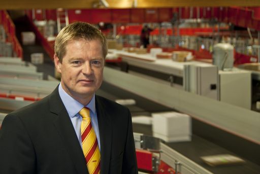 Vorschau Bild von Ralf Schweighöfer, Geschäftsführer und Country Manager von DHL Express Austria, vor der neuen Sortieranlage.
