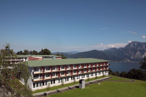  Das neurologische Therapiezentrum Gmundnerberg (NTG), ein Betrieb der VAMED-Gruppe, wurde Anfang August 2010 in Betrieb genommen. Mit seinen 156 Betten und der modernen Diagnose- und Therapieausstattung zählt es zu den besten Rehabilitationseinrichtungen Österreichs. Unterstrichen wird dies durch die hohe Zufriedenheit der Patienten und die positiven Rückmeldungen der Kostenträger.