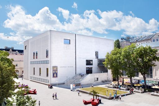 Leopold Museum im MuseumsQuartier, Fassade des Leopold Museum im Hof des MQ Wien im Sommer 2011