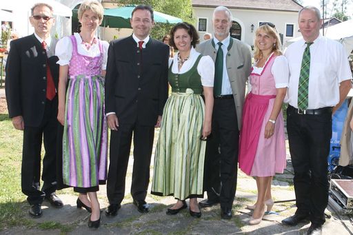 http://neu.pressefotos.at/galerie/2045 
v.l.n.r.: Ing. Hans Müllner (Bgm. Pölla), BR Martina Diesner-Wais (Waldviertelabgeordnete), Landwirtschafts- und Umweltminister Niki Berlakovich (Schirmherr des Internationalen Jahr des Waldes), Mag. Hermine Hackl (wald.zeit Österreich, Frühschoppenorganisatorin), Dr. Michael Widermann (BH Zwettl), Mag. Birgit Perl (ORF-Moderatorin), DI Richard Hackl (Hausherr auf Schloß Waldreichs).