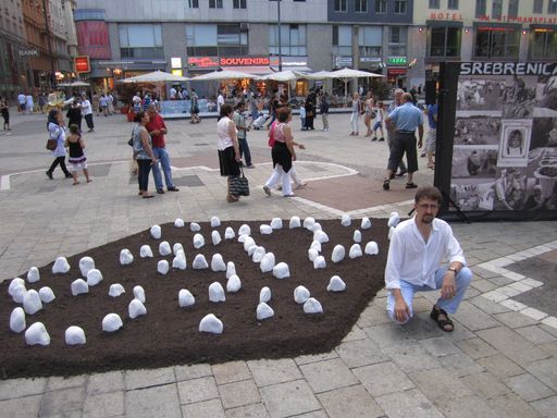  Installation zum Jahrestag des Massakers von Srebrenica