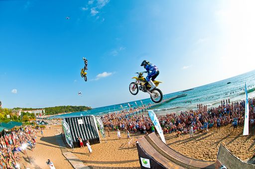 Vorschau Bild von Das 15-köpfige Team von "Masters of Dirt presented by Sony Ericsson" zeigte spektakuläre Stunts am Strand.