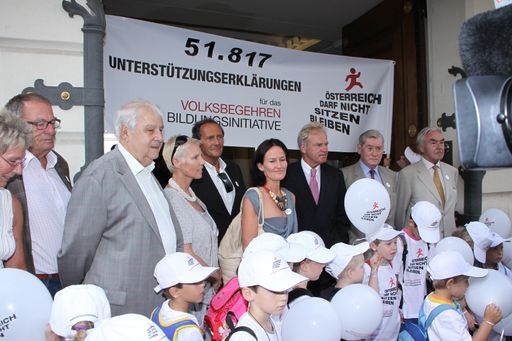 Heute, Montag 11.7.2011, wurden dem Innenministerium 51.817 Unterstützungserklärungen für das "Volksbegehren Bildungsinitiative" übergeben. Die Bevollmächtigten Hannes Androsch, Bernd Schilcher und Veit Sorger trafen in Begleitung von prominenten UnterstützerInnen des Volksbegehrens und einer Gruppe von Kindern die in Leiterwägen die Unterstützungserklärungen transportierten, beim Innenministerium ein.
